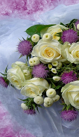 Brautstrauß aus Rosen und Disteln 