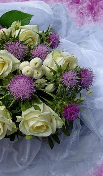 Brautstrauß aus Rosen und Disteln