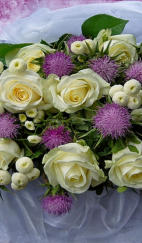 Brautstrauß aus Rosen und Disteln 