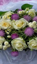 Brautstrauß aus Rosen und Disteln