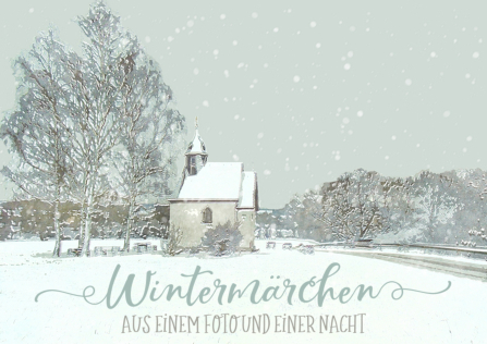 Ein winterliches Foto der kleinen Wendelinuskapelle in Niederhadamar in verträumter malerischer Bearbeitung