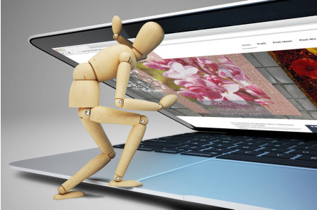 Bild mit einem halb geöffneten Notbook, das die Website Kreativer Pixelmix zeigt.