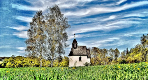 Eine kleine Kapelle in wunderschöner Frühlingslandschaft mit Effekten wie gemalt