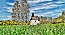 Eine kleine Kapelle in wunderschöner Frühlingslandschaft mit Effekten wie gemalt